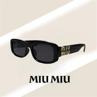 نظارة ميو ميو باللون الاسود وعدسة مستطيلة عريضة