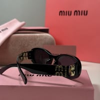 نظارة ميو ميو عدسة بيضاوية باللون الاسود