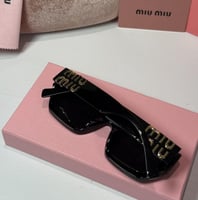 نظارة ميو ميو باللون الاسود وشعار باللون الذهبي