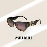 نظارة ميو ميو باللون الاسود وشعار ذهبي