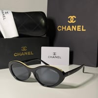 نظارة شانيل باللون الاسود وشعار باللون البيج على ا...