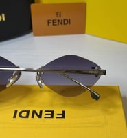 نظارة فندي بتصميم ماسي باللون الفضي