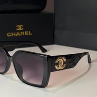 نظارة شانيل باللون الاسود بإطار مربع وذراع بلوقو ذ...