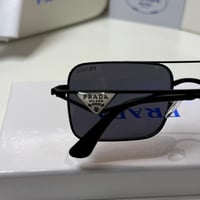 نظارة برادا باللون الاسود وعدسة مستطيلة (_)