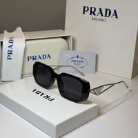 نظارة برادا بعدسة مستطيلة باللون الاسود وذراع بالل...