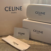 علبة وكيس بشعار الماركة