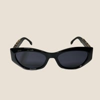 نظارة Fندي باللون الاسود وشعار بارز في الذراع