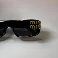 نظارة ميو ميو باللون الاسود وعدسة مستطيلة