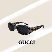 نظارة قوتشي باللون الاسود والرمادي وشعار ذهبي