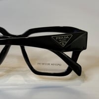 نظارة برادا باللون الاسود وعدسة شفافة