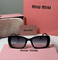 نظارة ميو ميو باللون الاسود وعدسة مستطيلة