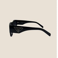 نظارة برادا باللون الاسود بشعار مثلث على الذراع با...