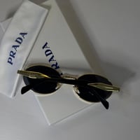 نظارة برادا باللون الاسود والذهبي