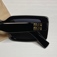 نظارة ميو Mيو باللون الاسود وإطار مستطيل