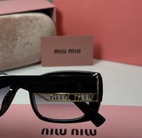 نظارة ميو ميو باللون الاسود وعدسة مستطيلة