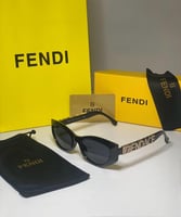 نظارة Fندي باللون الاسود وشعار بارز في الذراع