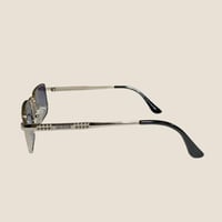 نظارة لاكوست بعدسة مستطيلة باللون الفضي