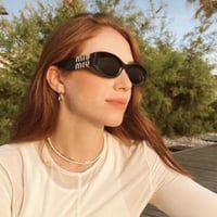 نظارة ميو mيو باللون الاسود وشعار فضي غامق