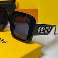 نظارة فندي بعدسة كبيرة باللون الاسود وذراع بشعار ف...