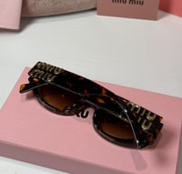 نظارة ميو ميو باللون التايقر