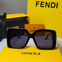 نظارة فندي بعدسة كبيرة باللون الاسود وذراع بشعار ف...