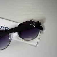 نظارة برادا باللون الفضي وذراع باللون الاسود