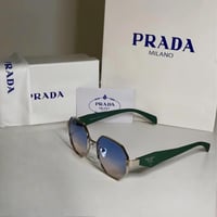 نظارة Pرادا بإطار سداسي فضي مع ذراع اخضر