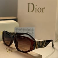 نظارة ديور باللون البني وذراع قماشي