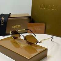 نظارة قوتشي باللون الذهبي بعدسة مثلثة باللون البني