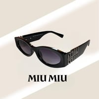 نظارة ميو mيو باللون الاسود وشعار فضي غامق