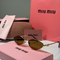 نظارة ميو ميو باللون الذهبي وعدسة سداسية باللون ال...