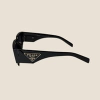 نظارة برادا باللون الاسود وشعار باللون الذهبي