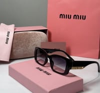 نظارة ميو ميو باللون الاسود وعدسة مستطيلة