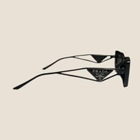 نظارة برادا باللون الاسود وذراع معدني باللون الاسو...