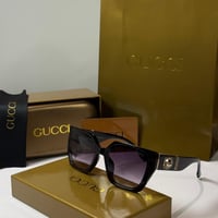 نظارة قوتشي باللون الاسود بعدسة مربعة كبيره