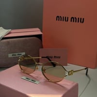 نظارة ميو ميو (Logo) باللون الذهبي وعدسة بنية شفاف...