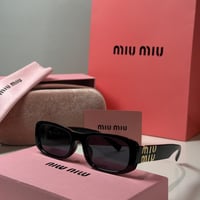 نظارة ميو ميو باللون الاسود وعدسة مستطيلة عريضة