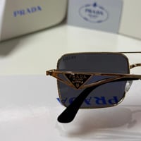 نظارة برادا باللون الذهبي وعدسة مستطيلة (_)