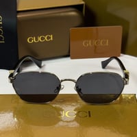 نظارة قوتشي باللون الفضي وذراع اسود بشعار GG ذهبي