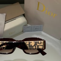 نظارة ديور باللون البني وذراع قماشي