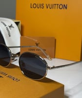 نظارة لويس فيتون بعدسة بيضاوية باللون الفضي