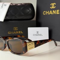 نظارة شانيل باللون التايقر وشعار ذهبي