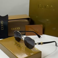 نظارة قوتشي باللون الفضي وذراع اسود بشعار GG ذهبي