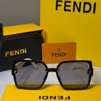 نظارة فندي بإطار مربع باللون الاسود وذراع باللون ا...