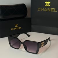 نظارة شانيل باللون الاسود بإطار مربع وذراع بلوقو ذ...