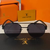 نظارة لويس فيتون باللون الاسود وذراع بنقش الماركة