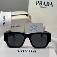 نظارة برادا باللون الاسود بشعار مثلث على الذراع با...