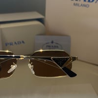 نظارة برادا 2Edge باللون الذهبي وعدسة بنية