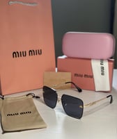 نظارة ميو ميوm عدسة كبيرة باللون الذهبي