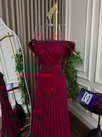 فستان طويل بلون احمر مكشوف الأكتاف